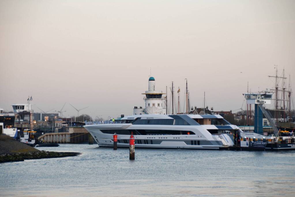Luxe superjacht Galactica vaart eindelijk de haven binnen