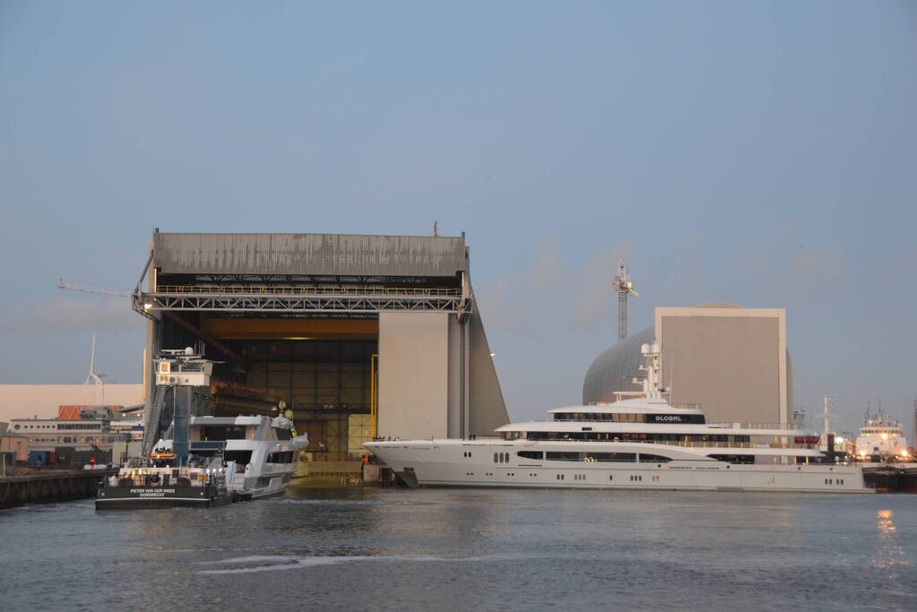 Luxe superjacht Galactica vaart eindelijk de haven binnen
