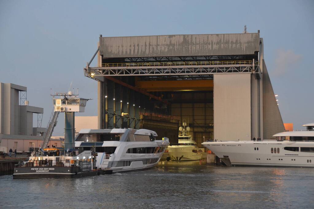 Luxe superjacht Galactica vaart eindelijk de haven binnen