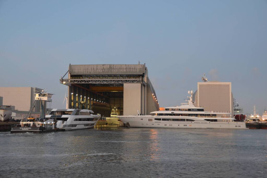 Luxe superjacht Galactica vaart eindelijk de haven binnen