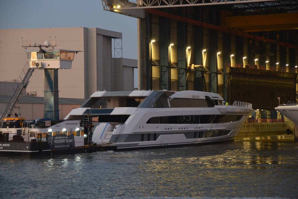 Luxe superjacht Galactica vaart eindelijk de haven binnen