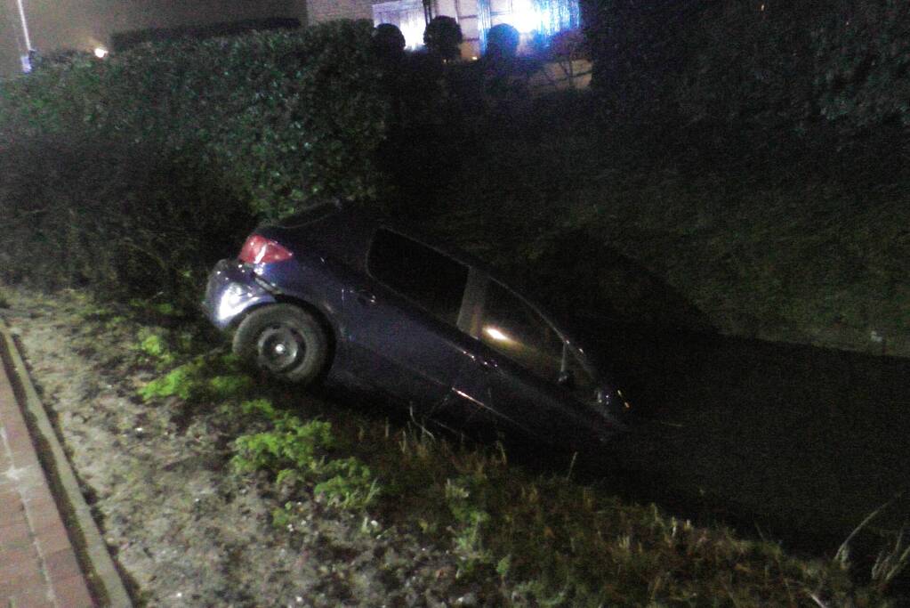 Auto in sloot na ongeval