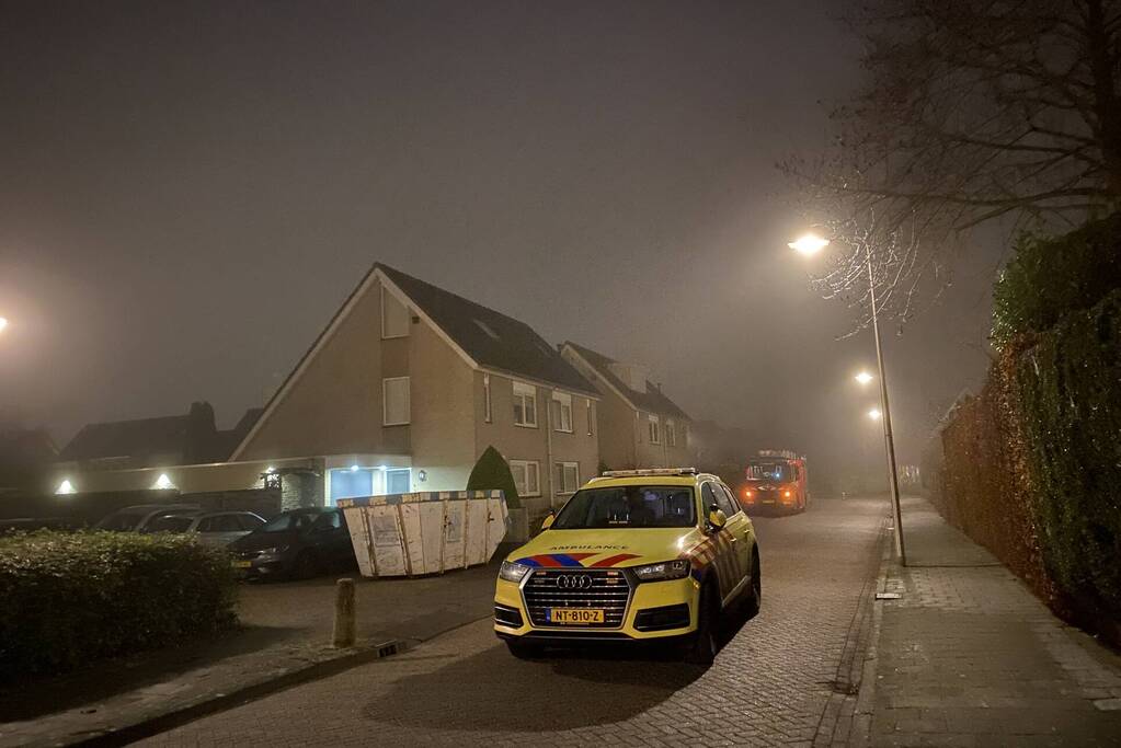 Meerdere ambulances trekken bekijks van buurtbewoners