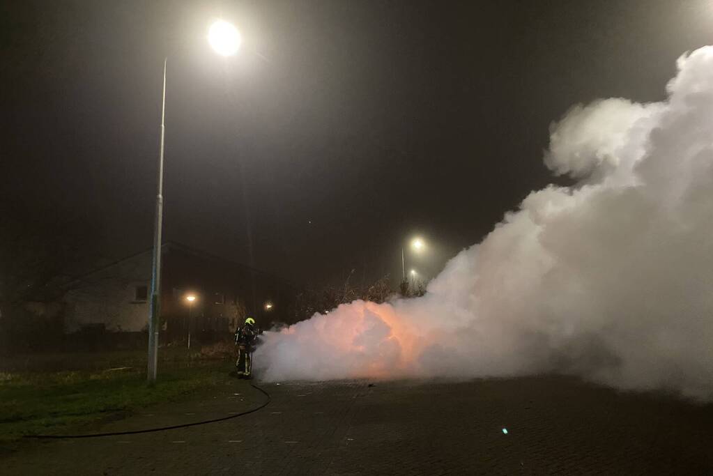 Flinke rookontwikkeling door brand in personauto