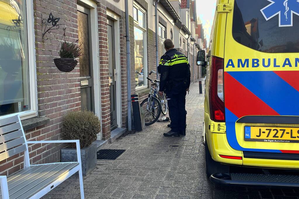 Automobilist botst op paaltje