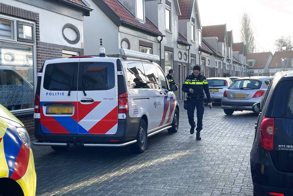 Automobilist botst op paaltje