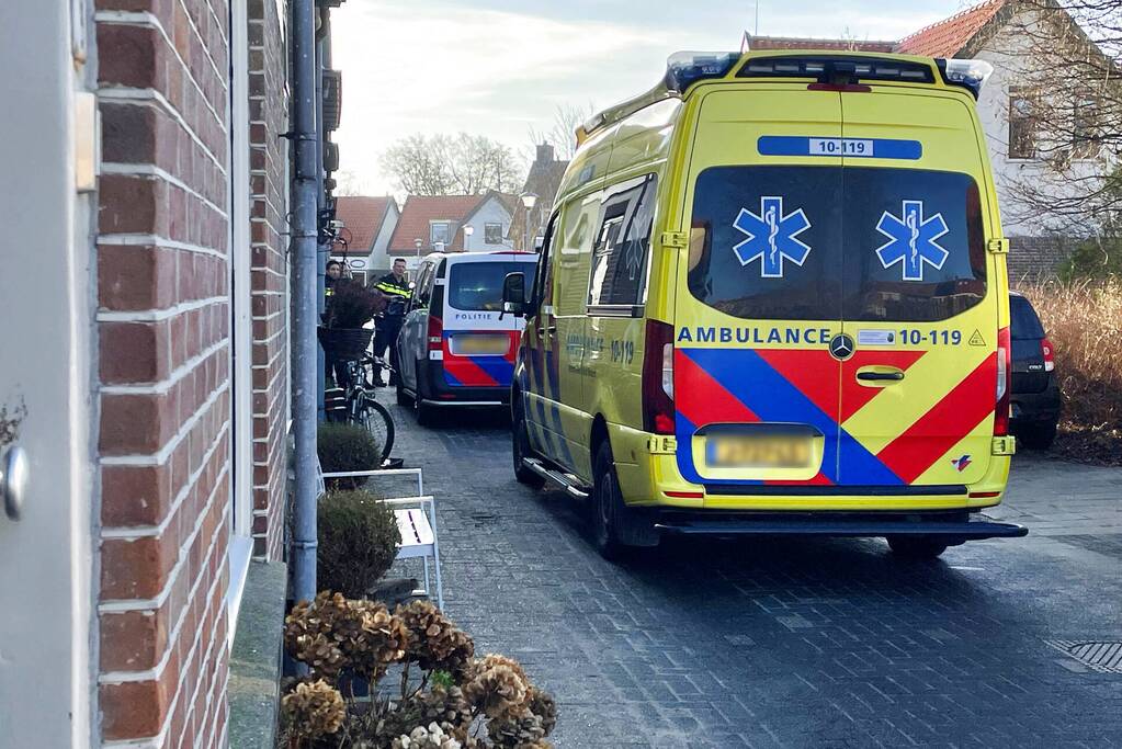 Automobilist botst op paaltje