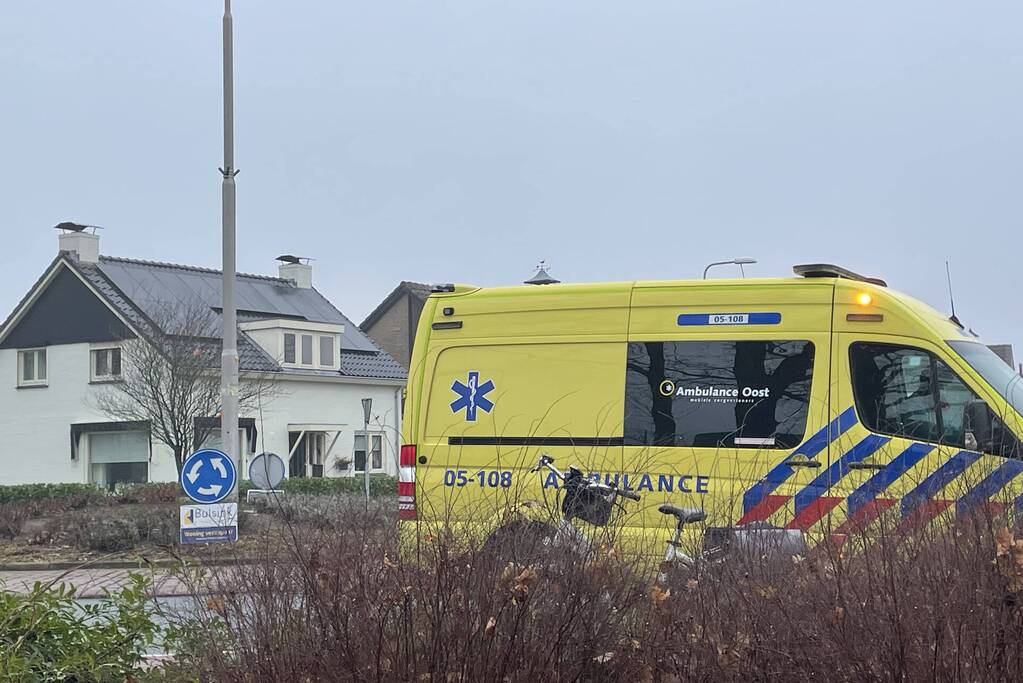 Fietsster aangereden op rotonde