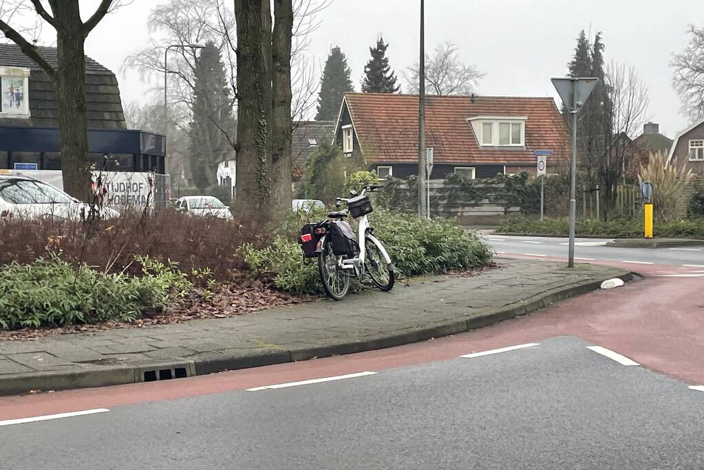Fietsster aangereden op rotonde