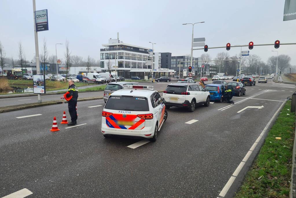 Schade bij kop-staartbotsing voor stoplicht