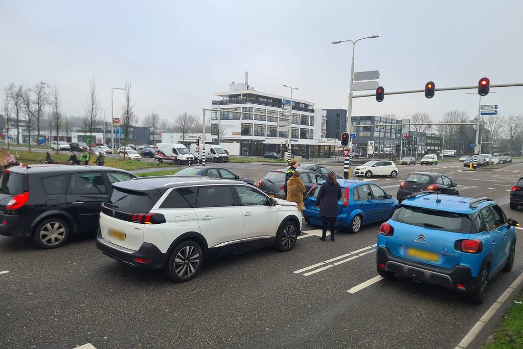 Schade bij kop-staartbotsing voor stoplicht