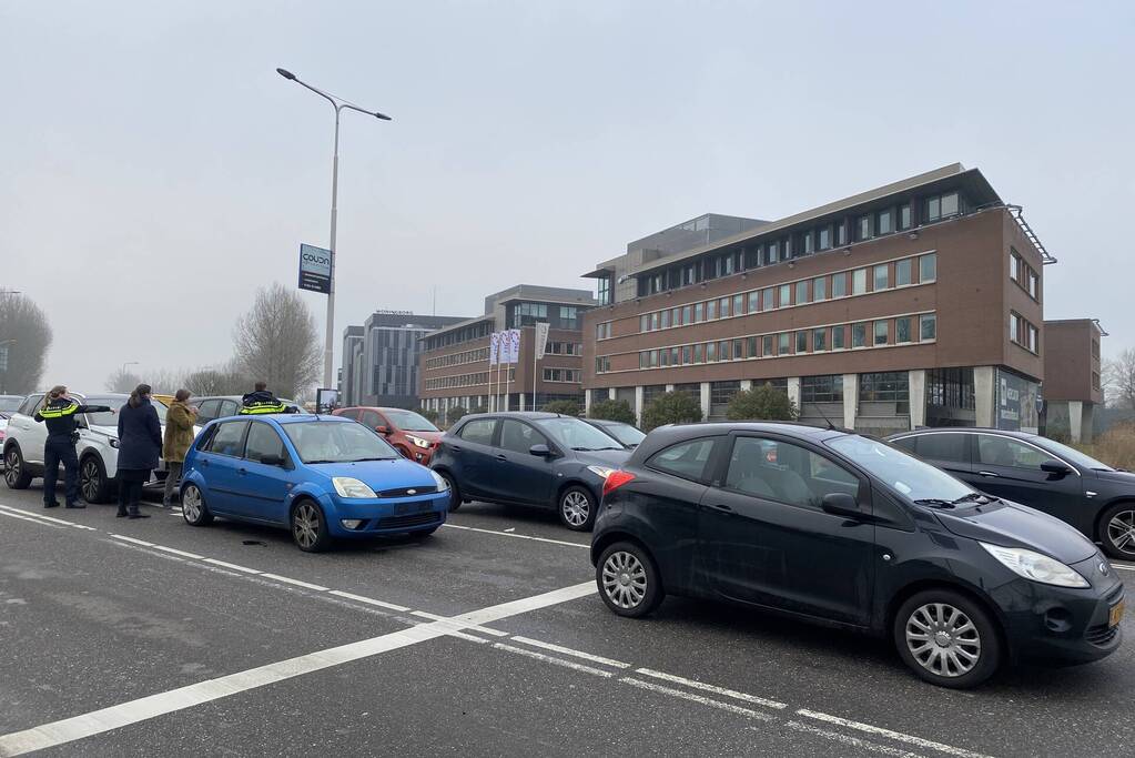 Schade bij kop-staartbotsing voor stoplicht