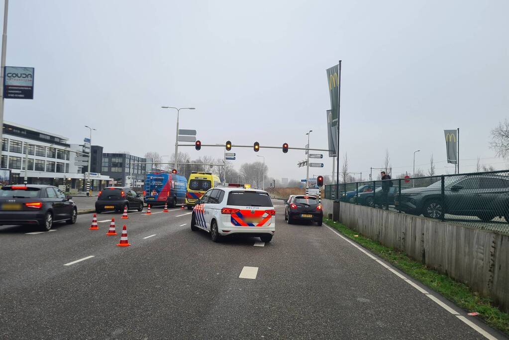 Schade bij kop-staartbotsing voor stoplicht