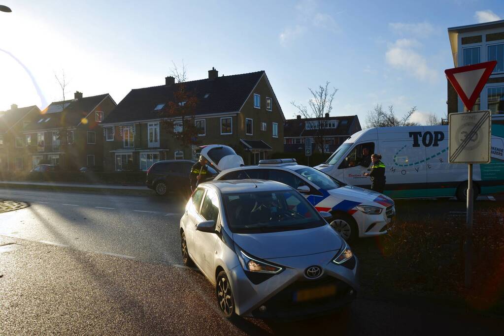 Twee auto's botsen in Vossepark