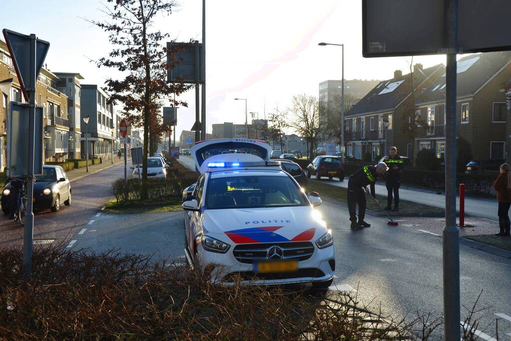 Twee auto's botsen in Vossepark