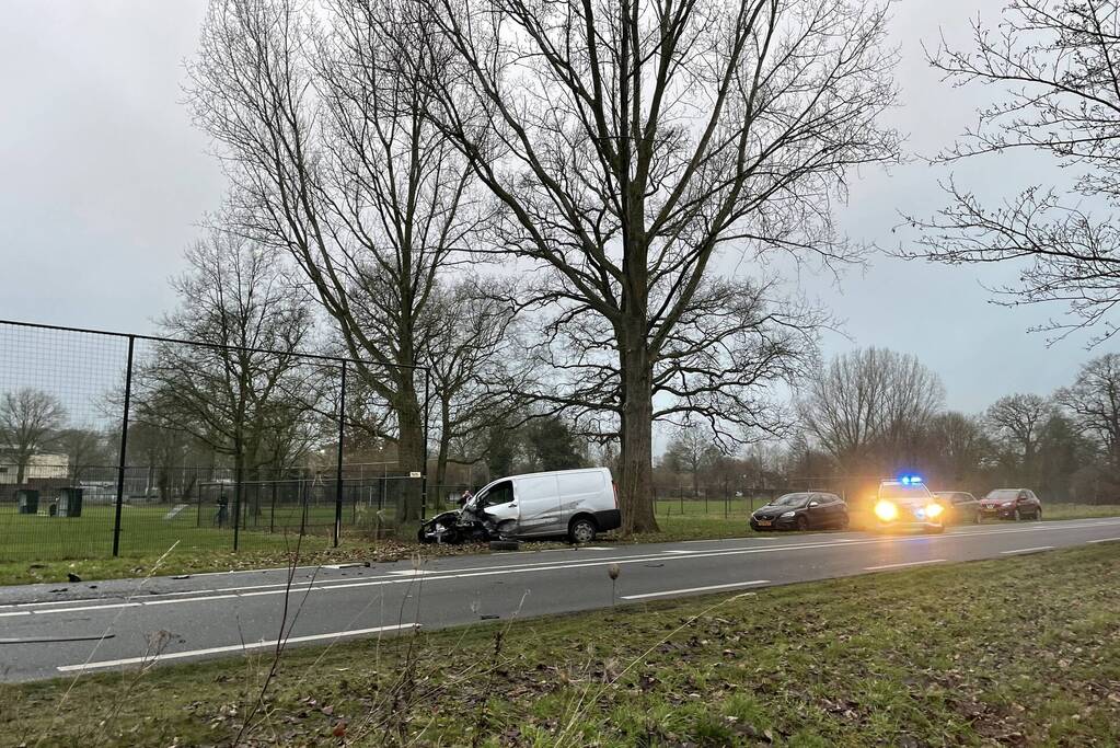 Frontale aanrijding tussen auto en bestelbus