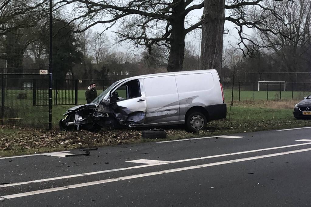 Frontale aanrijding tussen auto en bestelbus