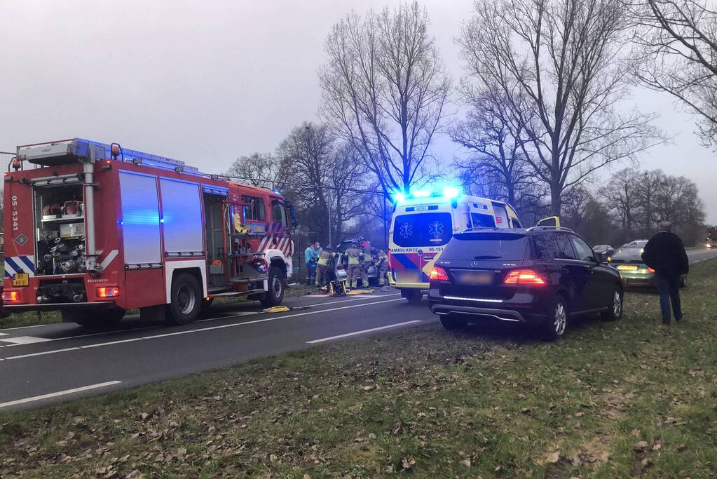 Frontale aanrijding tussen auto en bestelbus