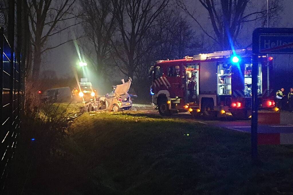 Frontale aanrijding tussen auto en bestelbus