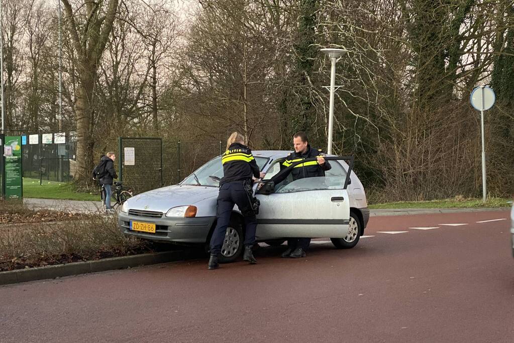 Slingerende automobilist tot stoppen gedwongen