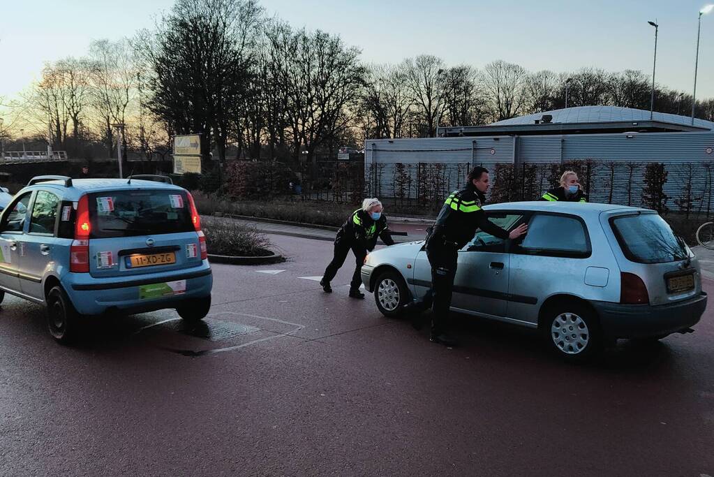 Slingerende automobilist tot stoppen gedwongen