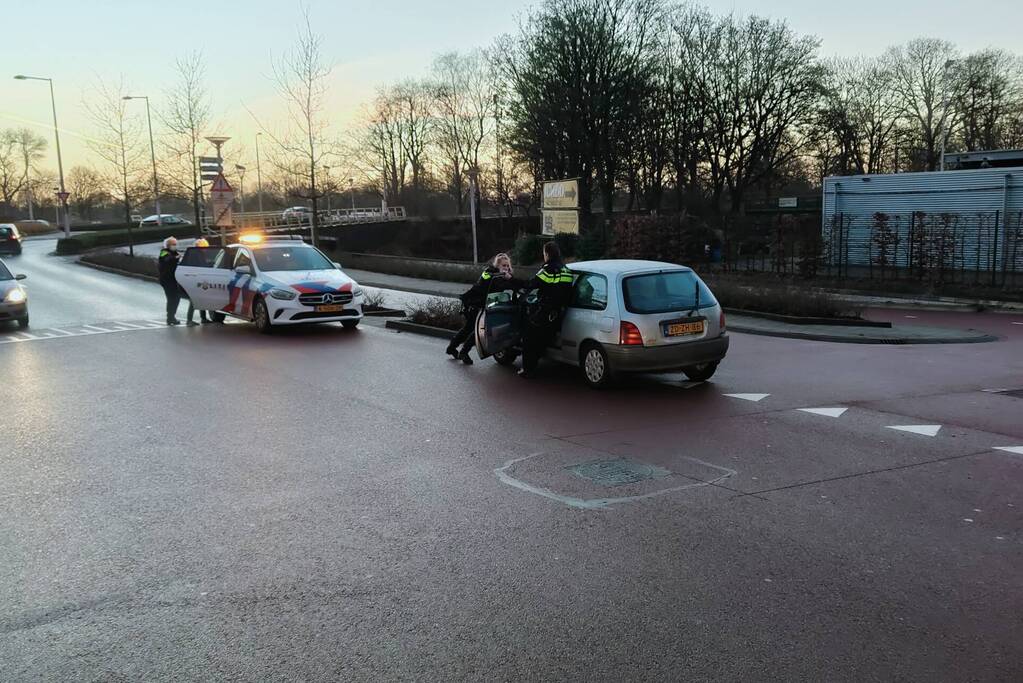 Slingerende automobilist tot stoppen gedwongen