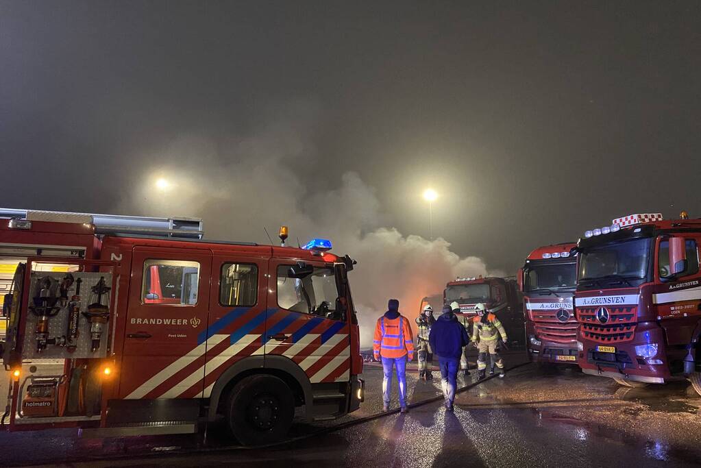 Hevige brand in vrachtwagen