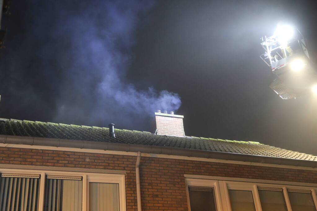 Veel rook bij schoorsteenbrand