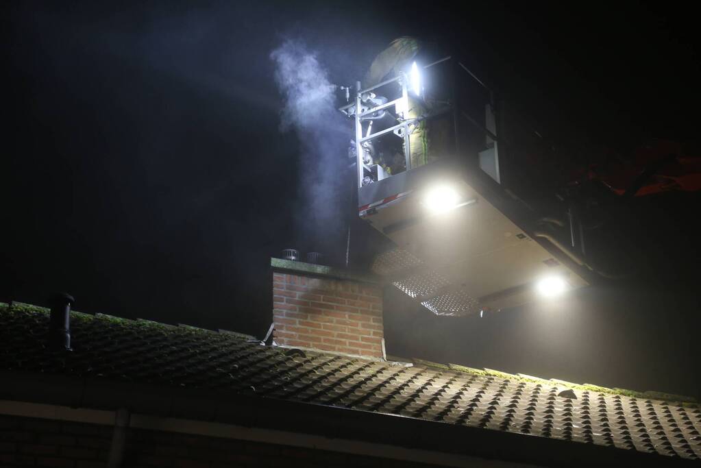Veel rook bij schoorsteenbrand