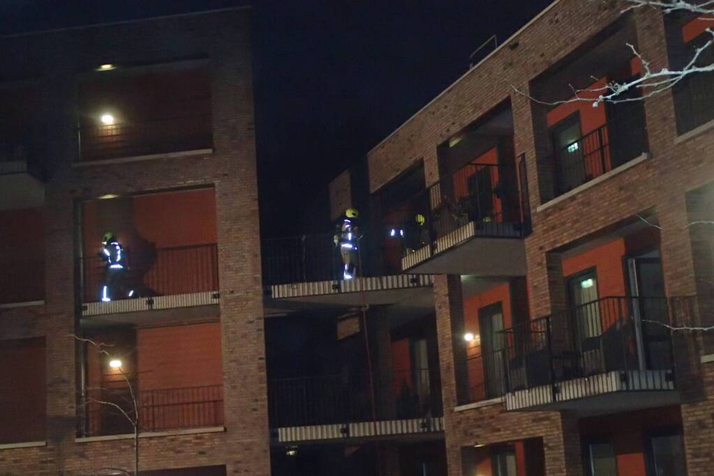 Brandweer blust brand in appartement