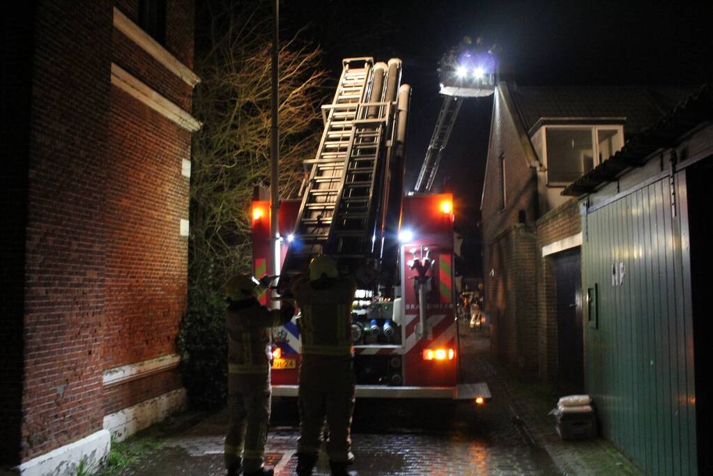 Brandweer veegt schoorsteen na brand