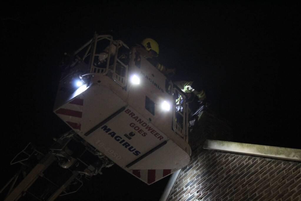 Brandweer veegt schoorsteen na brand
