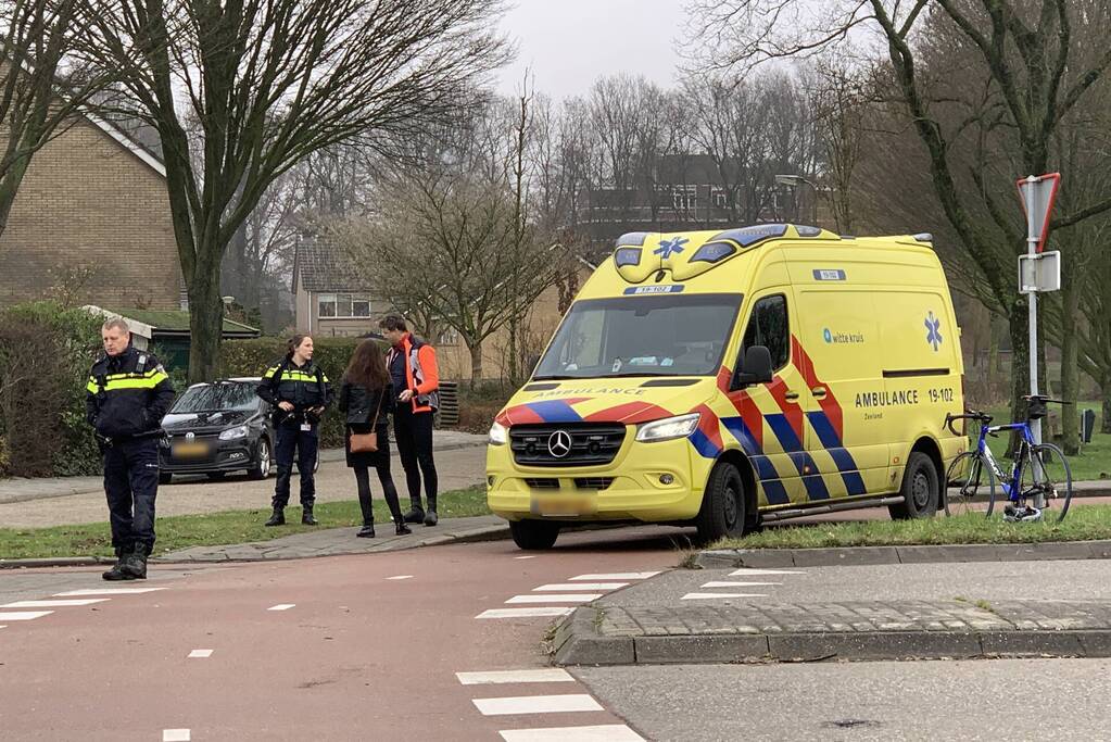 Scooterrijder en wielrenner botsen op rotonde
