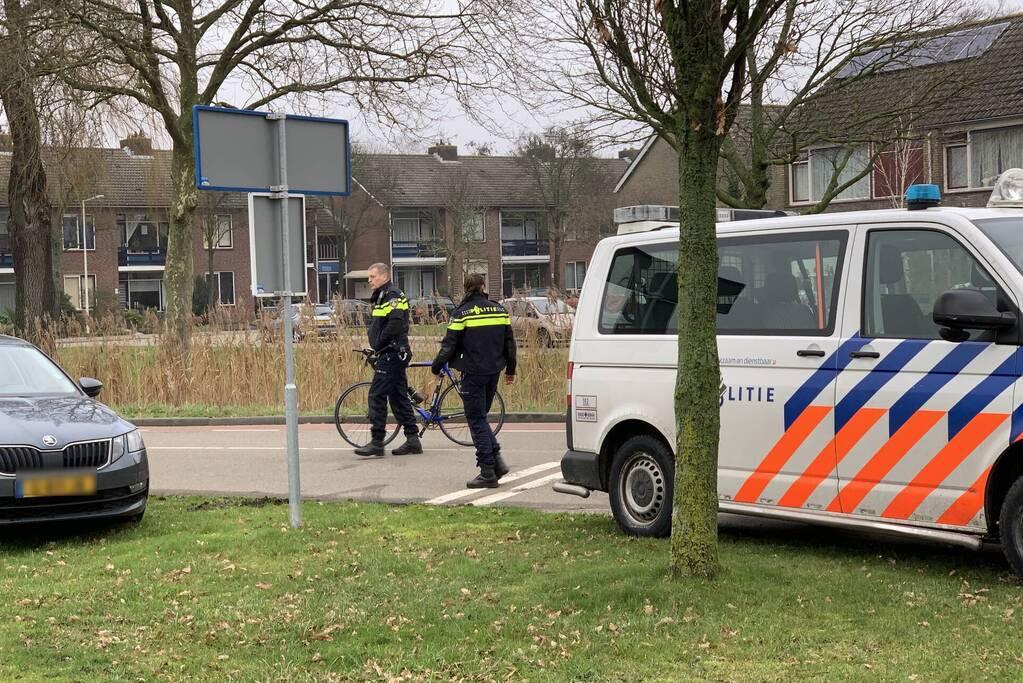 Scooterrijder en wielrenner botsen op rotonde