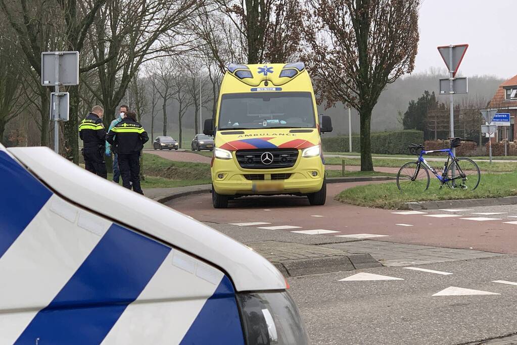 Scooterrijder en wielrenner botsen op rotonde