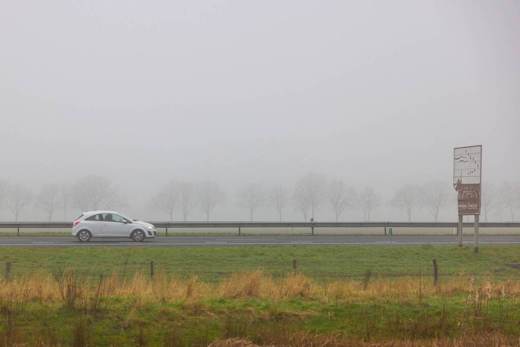 Dichte mist in midden van Nederland