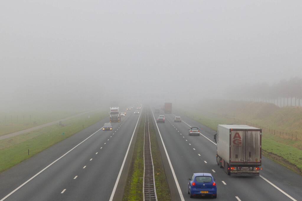 Dichte mist in midden van Nederland