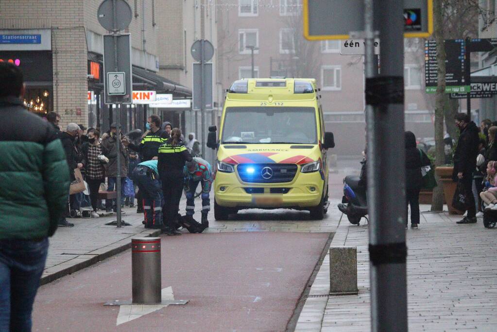 Scooterrijder en voetganger in botsing
