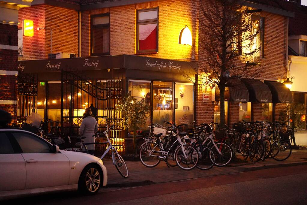 Cafés openen deuren uit protest