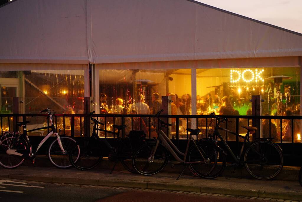 Cafés openen deuren uit protest