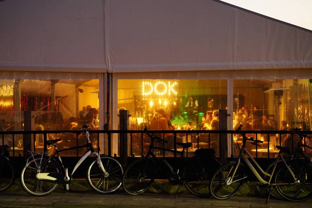 Cafés openen deuren uit protest