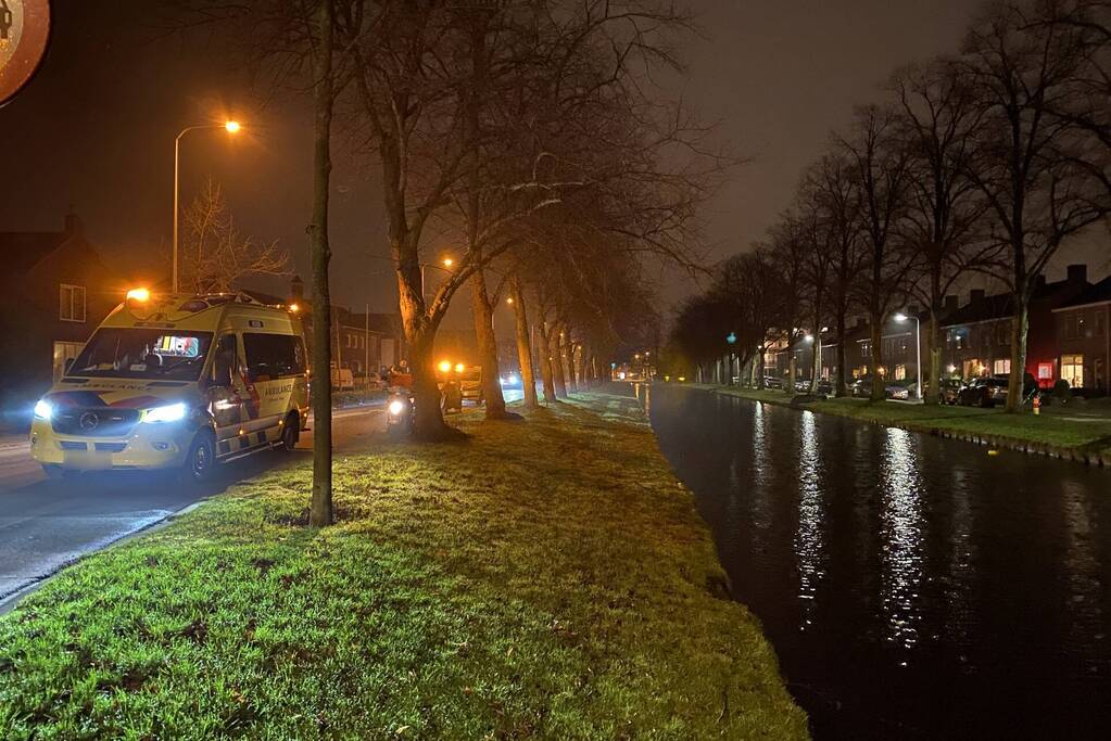 Maaltijdbezorger raakt stoep en komt ten val