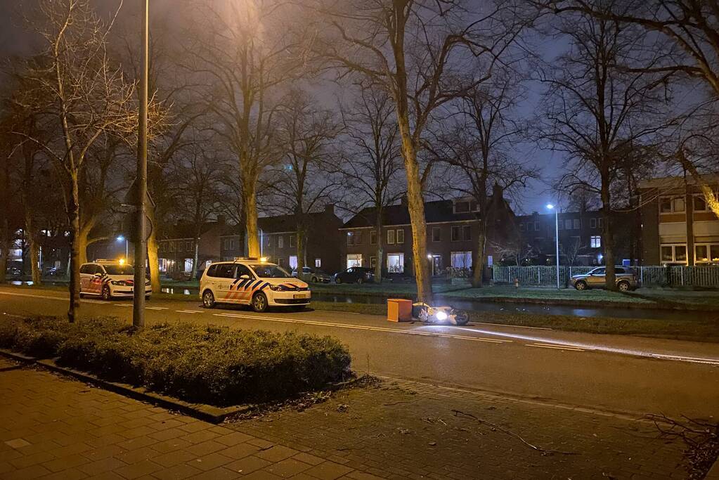 Maaltijdbezorger raakt stoep en komt ten val