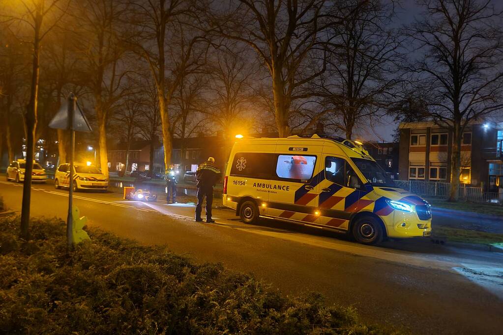 Maaltijdbezorger raakt stoep en komt ten val