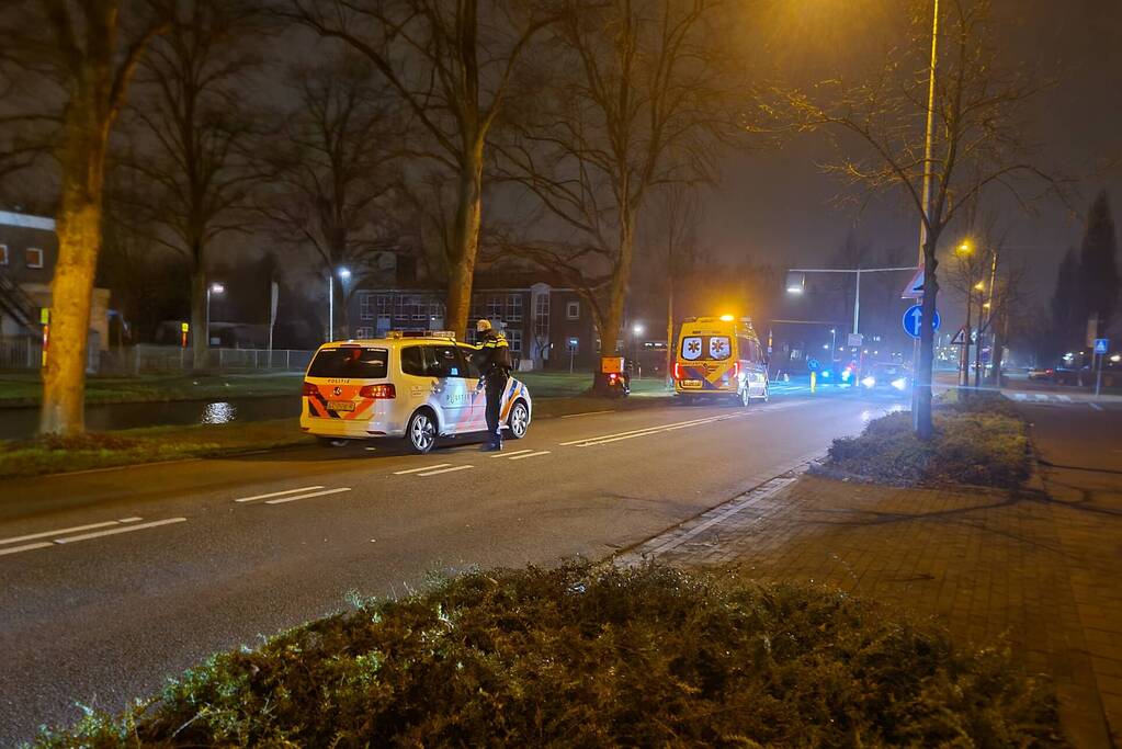 Maaltijdbezorger raakt stoep en komt ten val