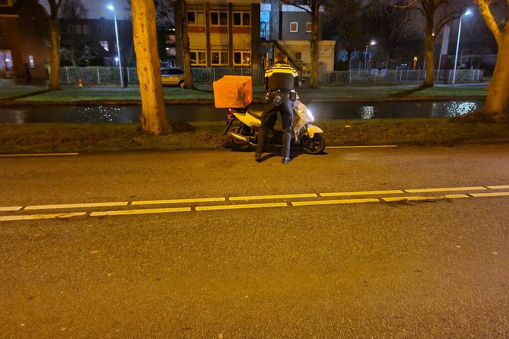 Maaltijdbezorger raakt stoep en komt ten val