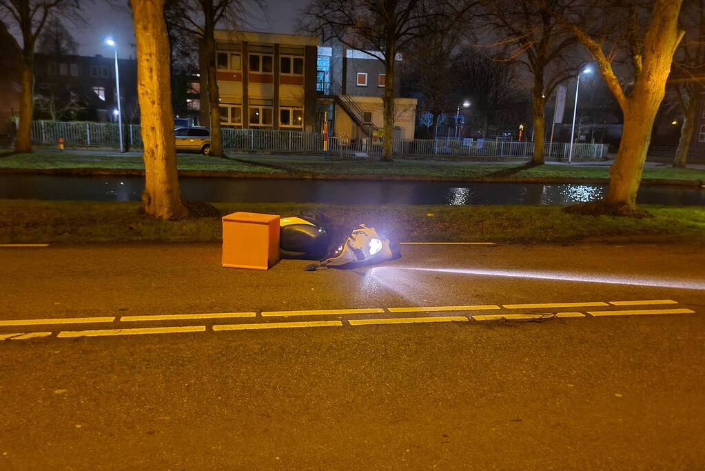 Maaltijdbezorger raakt stoep en komt ten val