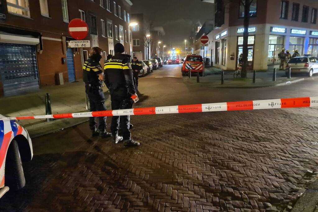 Brandweer blust brand in schoorsteen van gebouw