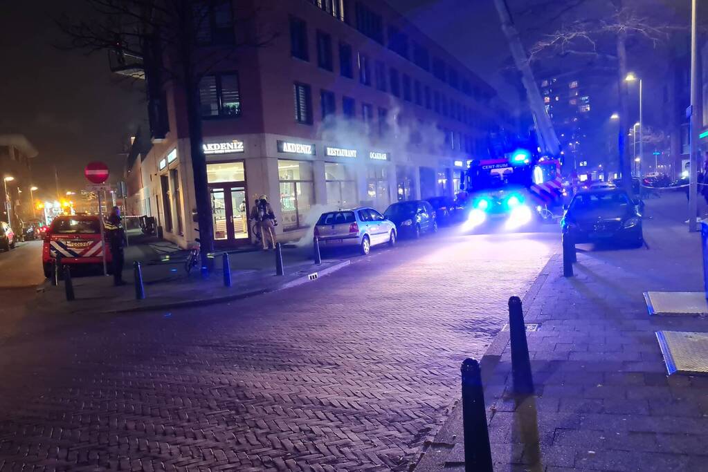 Brandweer blust brand in schoorsteen van gebouw