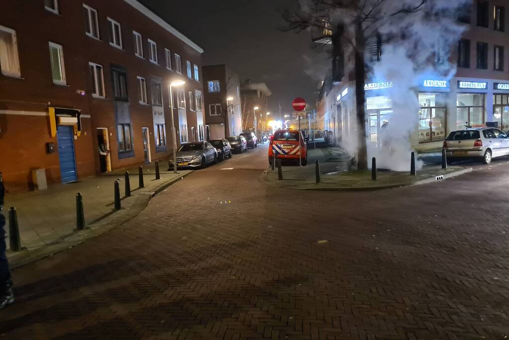 Brandweer blust brand in schoorsteen van gebouw